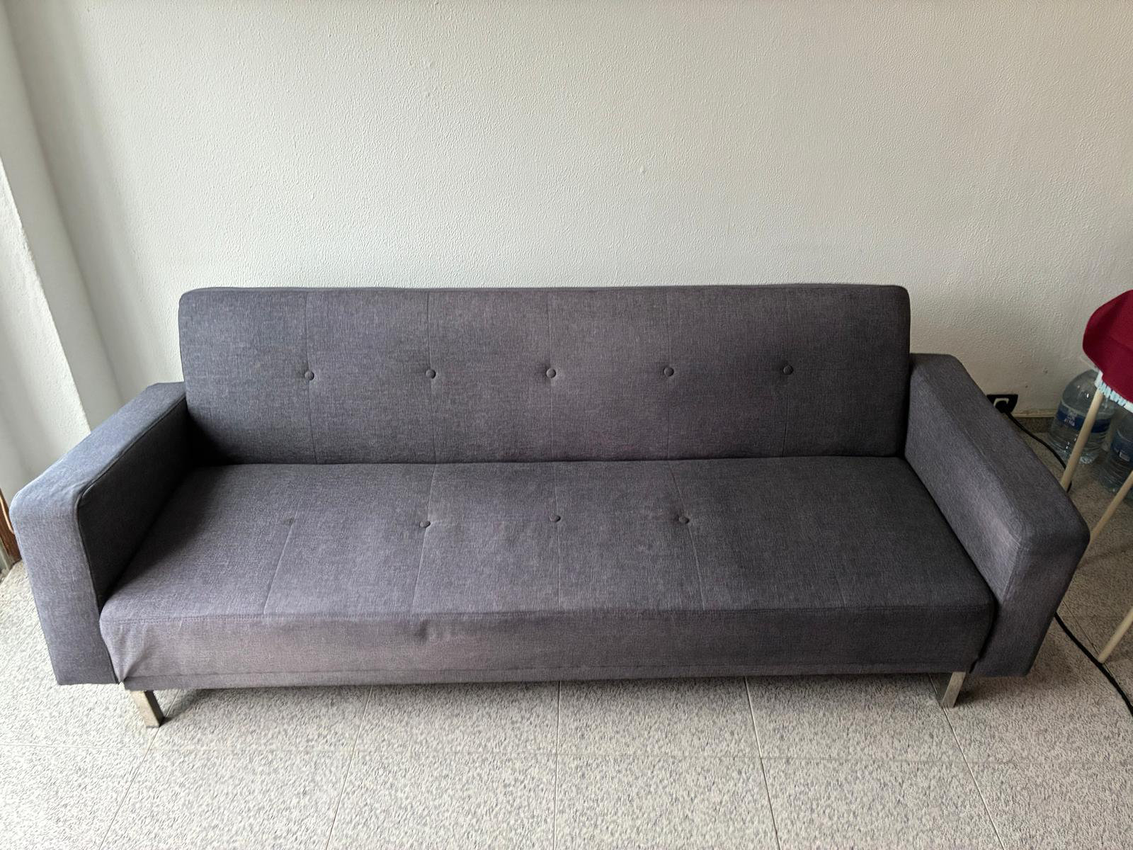 Sofá después de la limpieza profesional