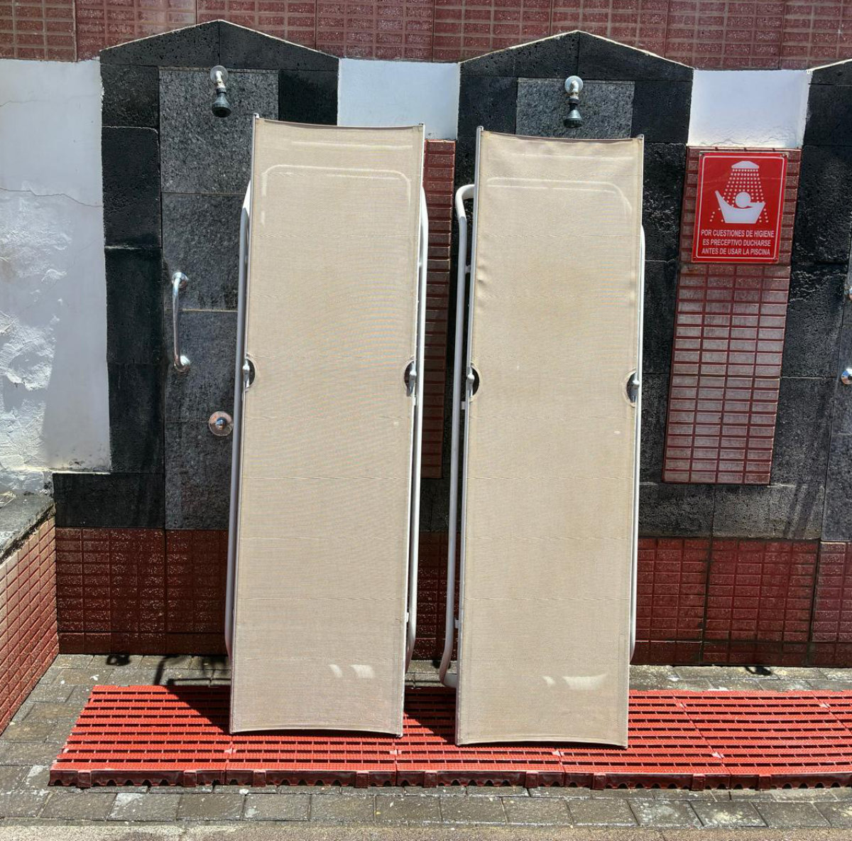 Hamacas después de la limpieza profesional de exteriores con Clean Sur