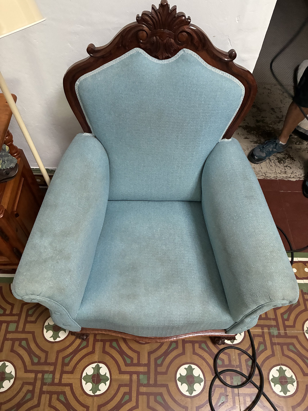 Sillón antes de la limpieza profesional de tapicería