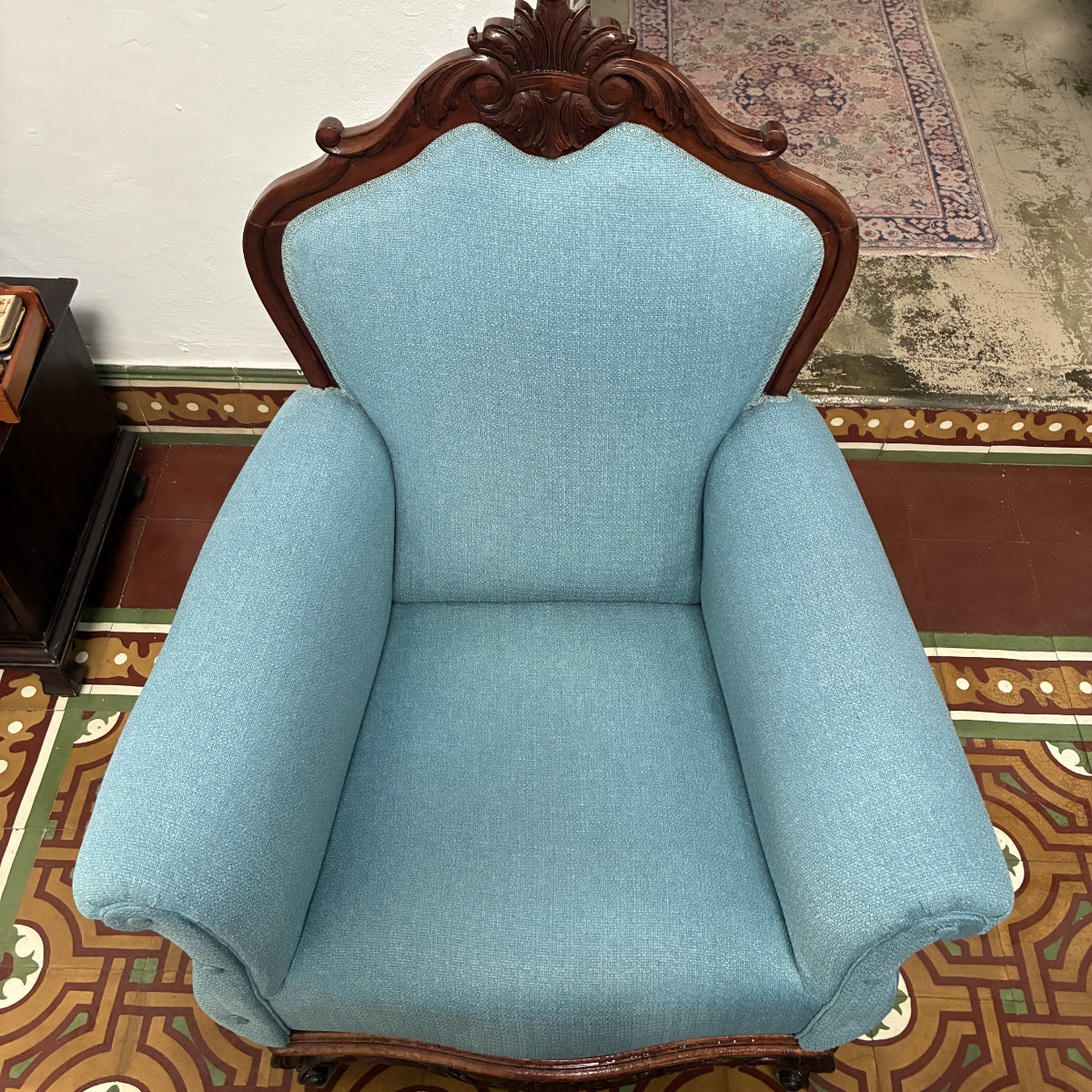 Sillón después de la limpieza profesional de tapicería