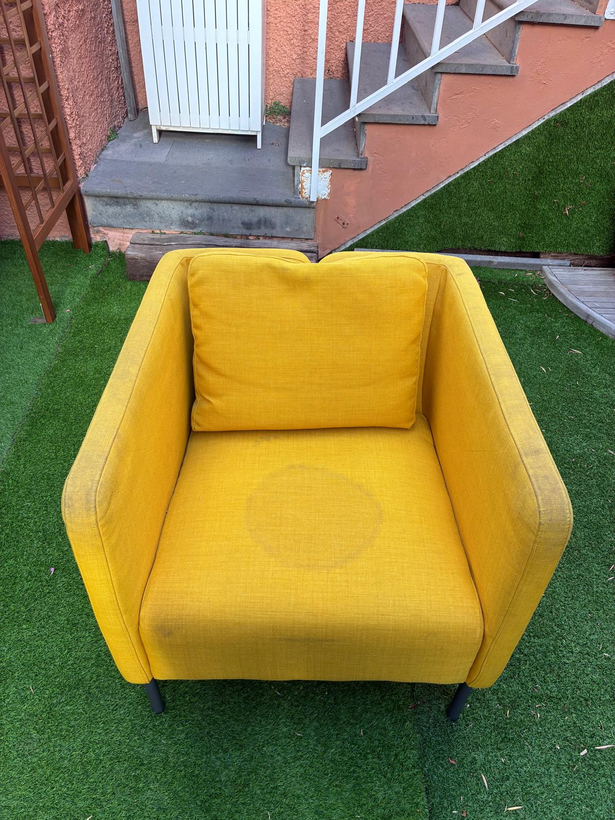 Sillón amarillo antes de la limpieza profesional de tapicería con Clean Sur