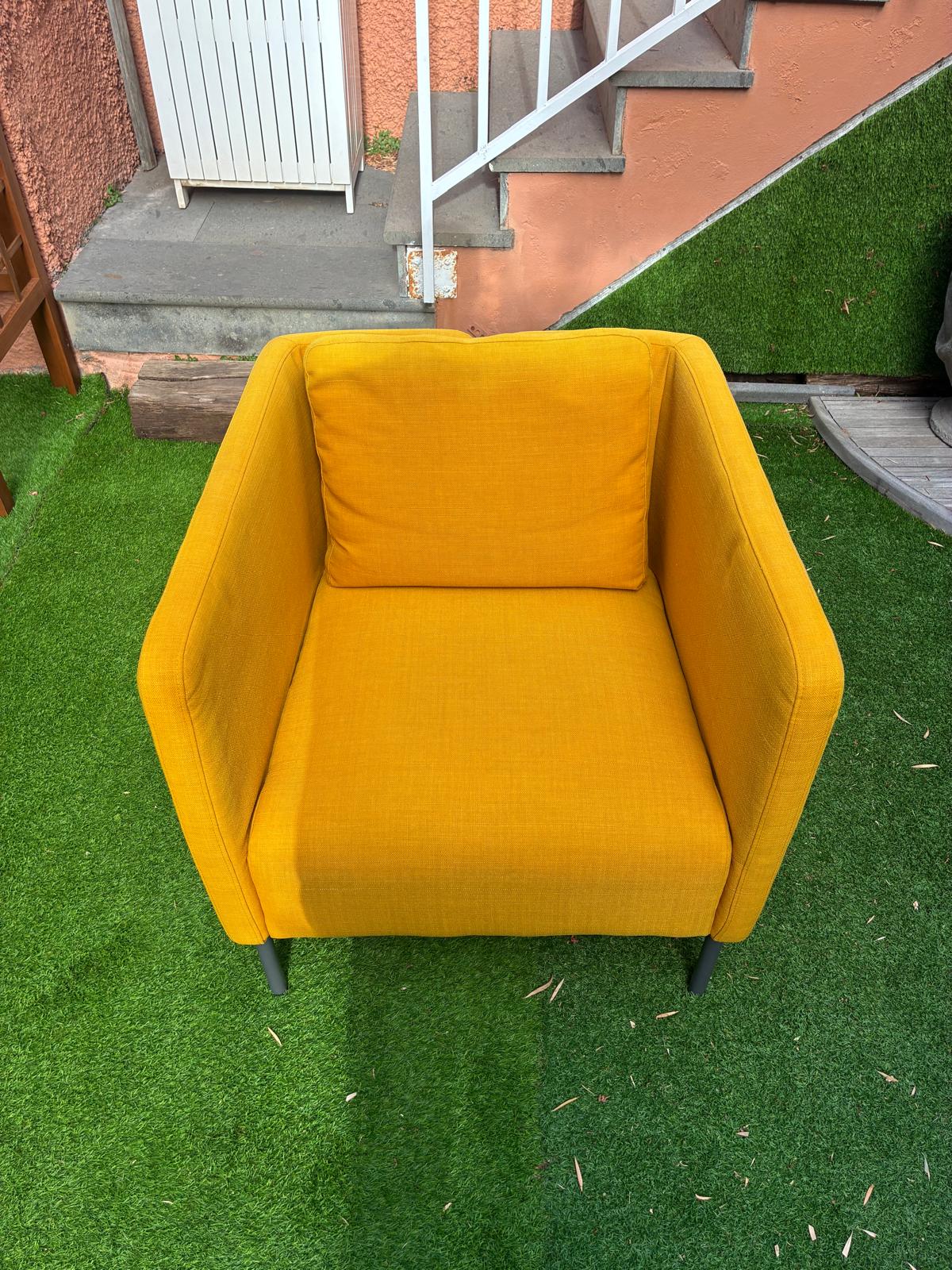 Sillón amarillo después de la limpieza profesional de tapicería con Clean Sur