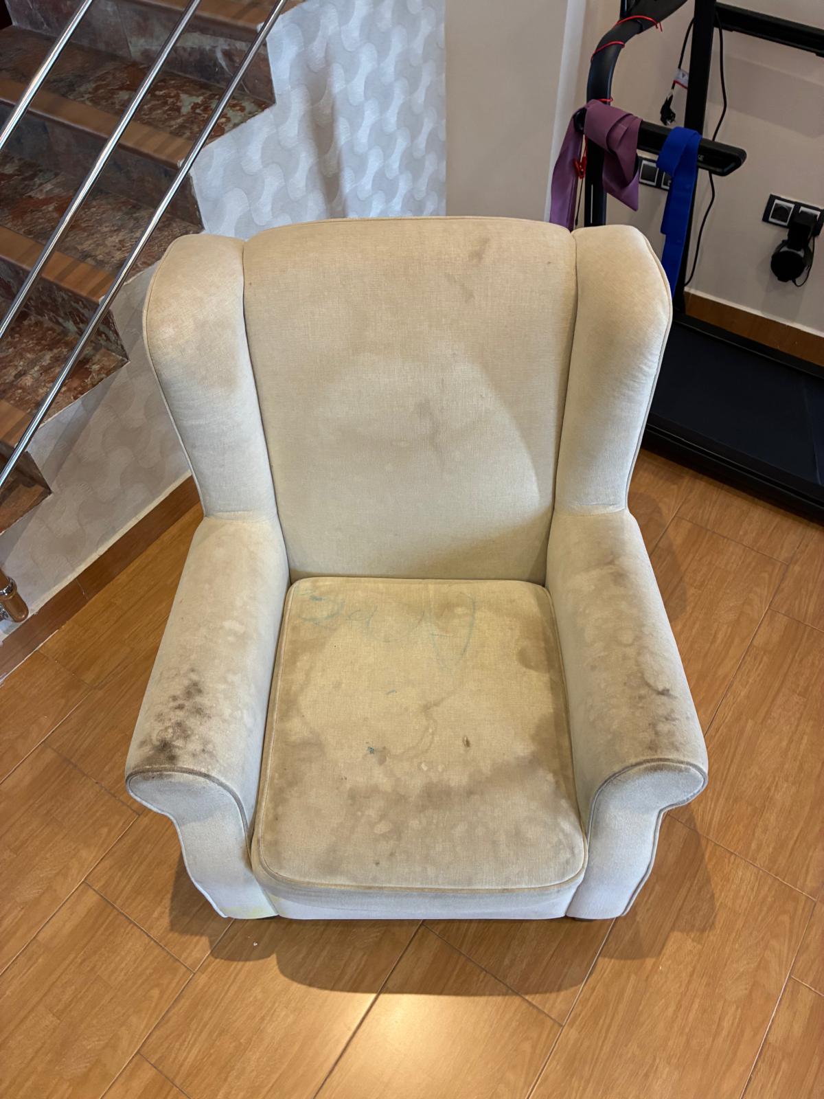 Sillón beige antes de la limpieza profesional de tapicería con Clean Sur