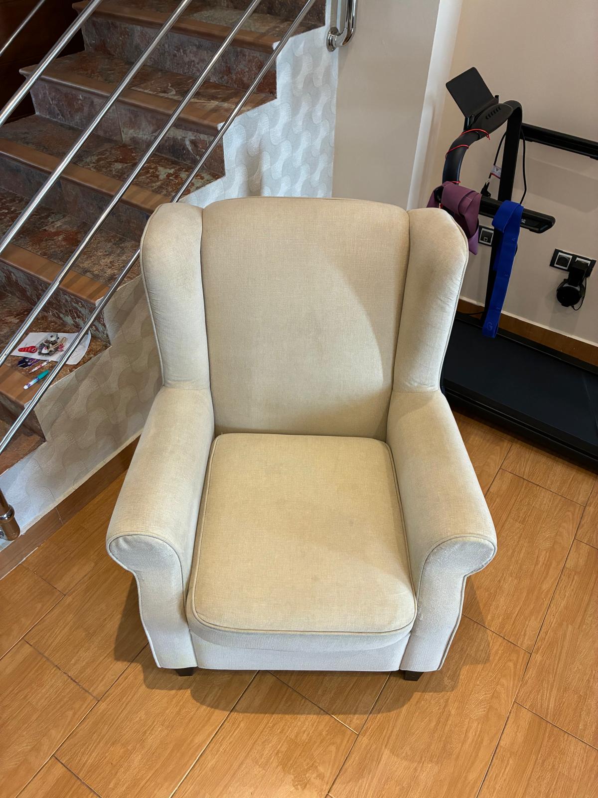 Sillón beige después de la limpieza profesional de tapicería con Clean Sur