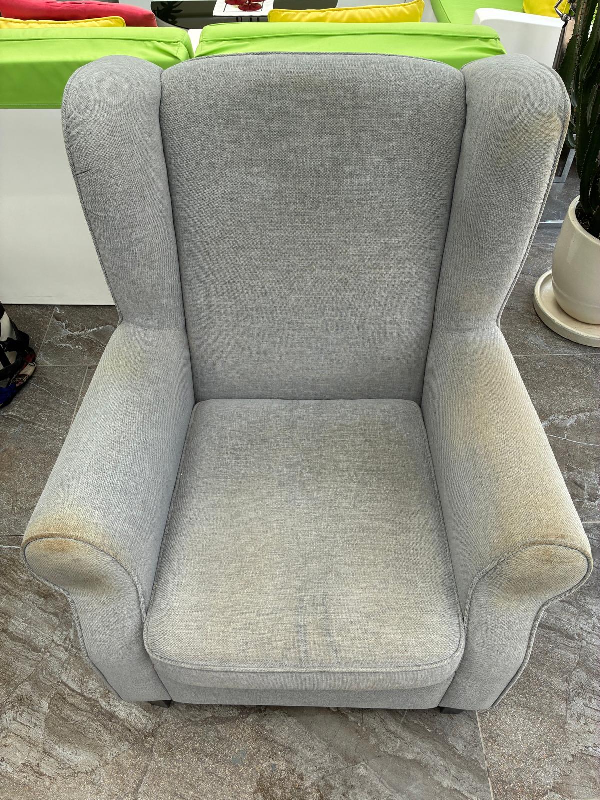 Sillón gris antes de la limpieza profesional de tapicería con Clean Sur