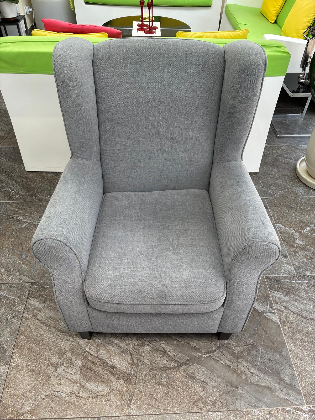 Sillón gris después de la limpieza profesional de tapicería con Clean Sur