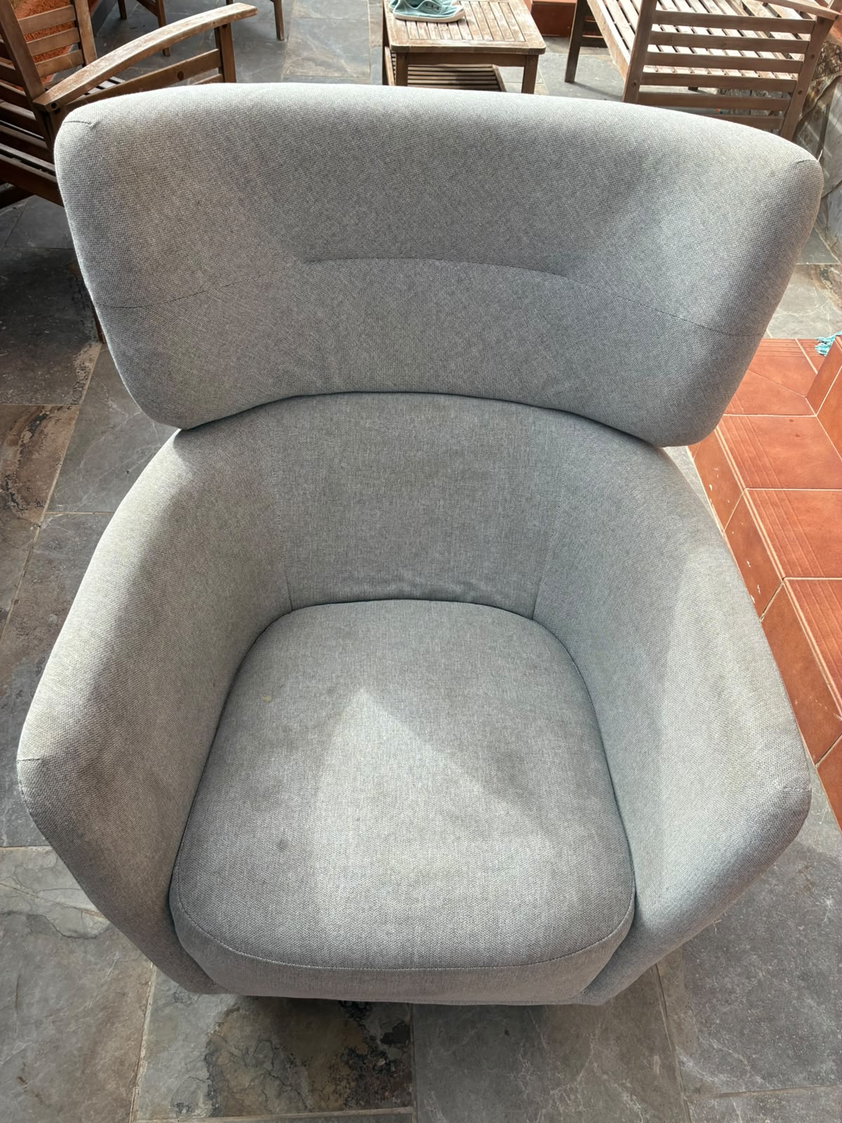 Sillón gris claro antes de la limpieza profesional de tapicería con Clean Sur