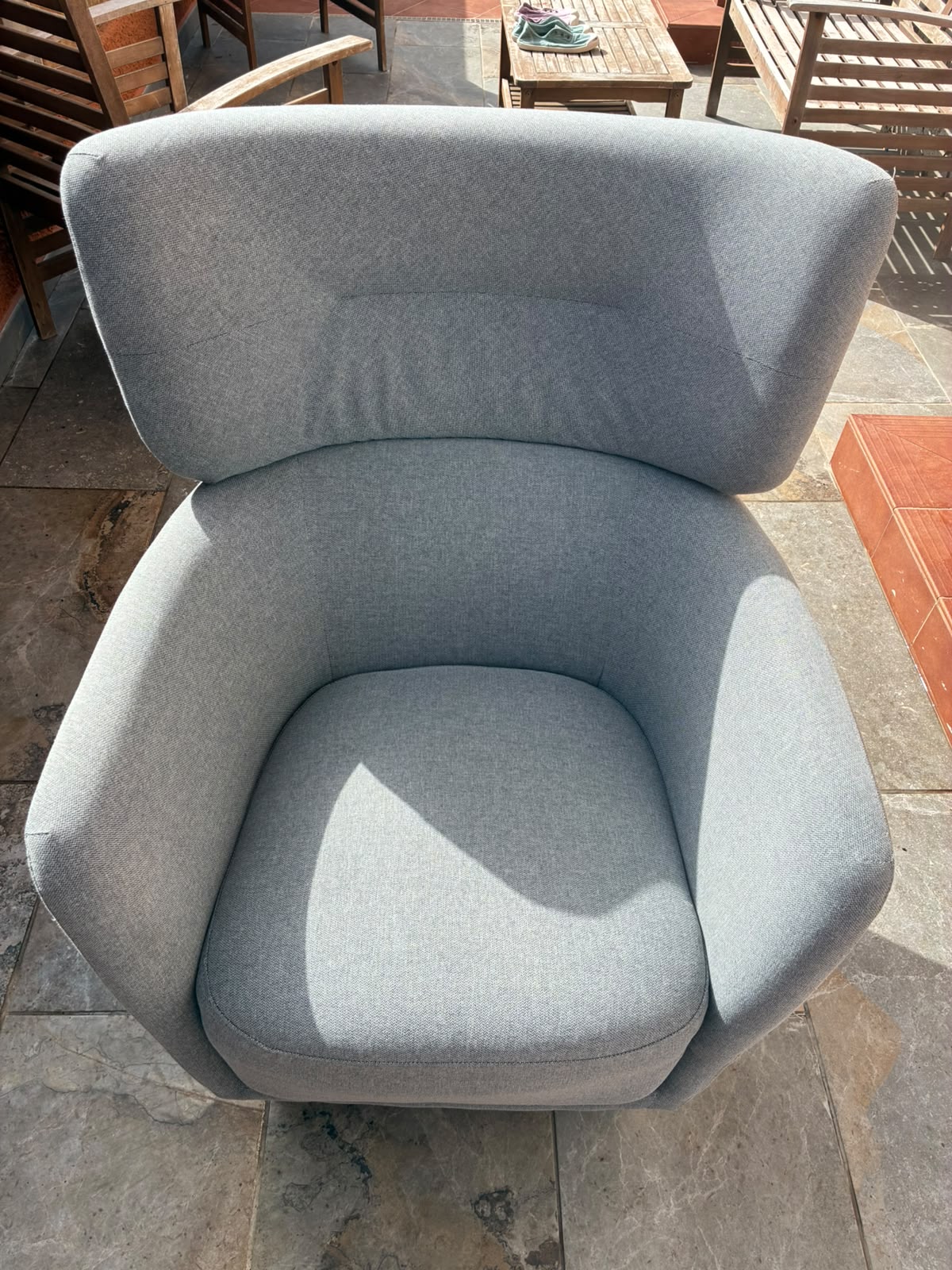 Sillón gris claro después de la limpieza profesional de tapicería con Clean Sur