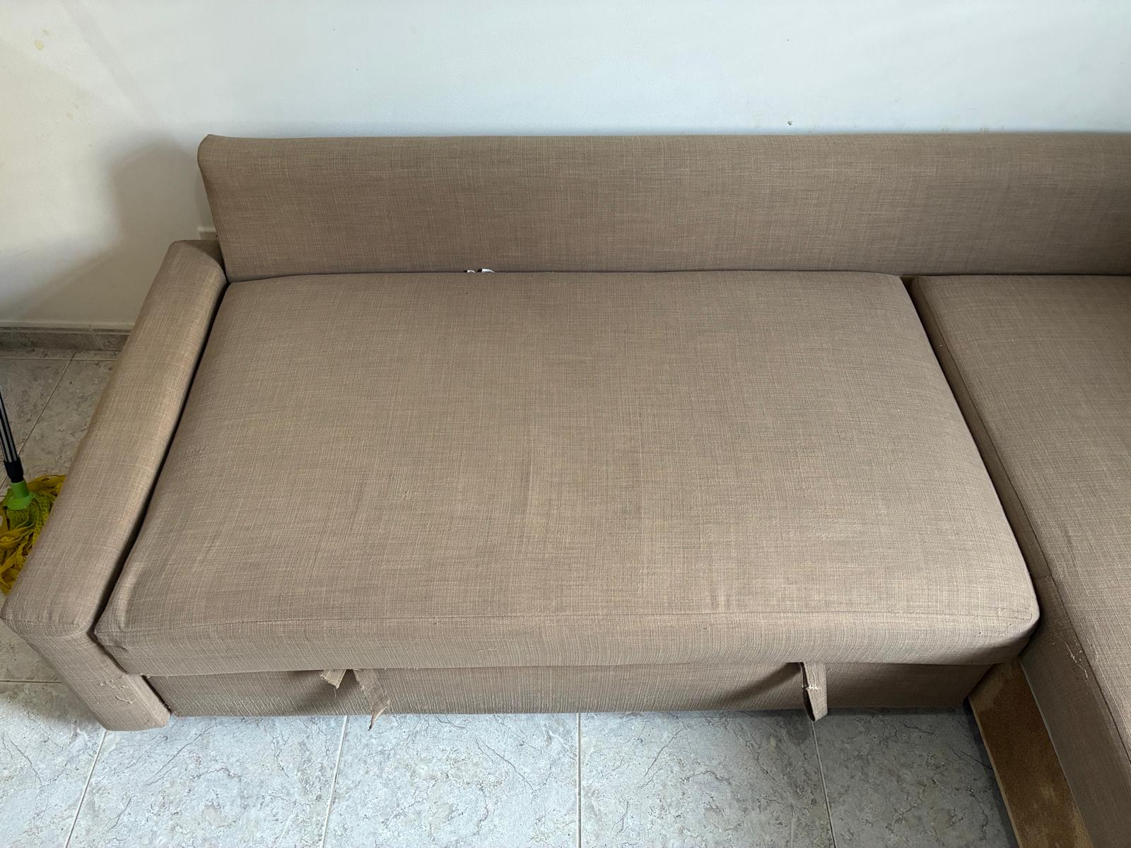 Sofá marrón después de la limpieza profesional de tapicería con Clean Sur