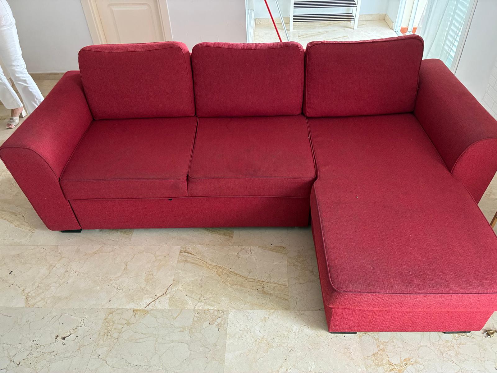 Sofá rojo antes de la limpieza profesional de tapicería con Clean Sur