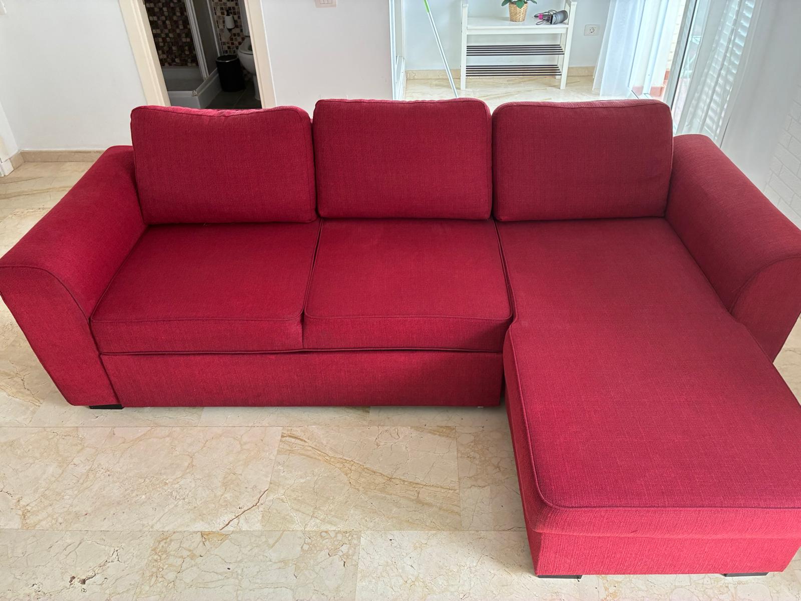 Sofá rojo después de la limpieza profesional de tapicería con Clean Sur