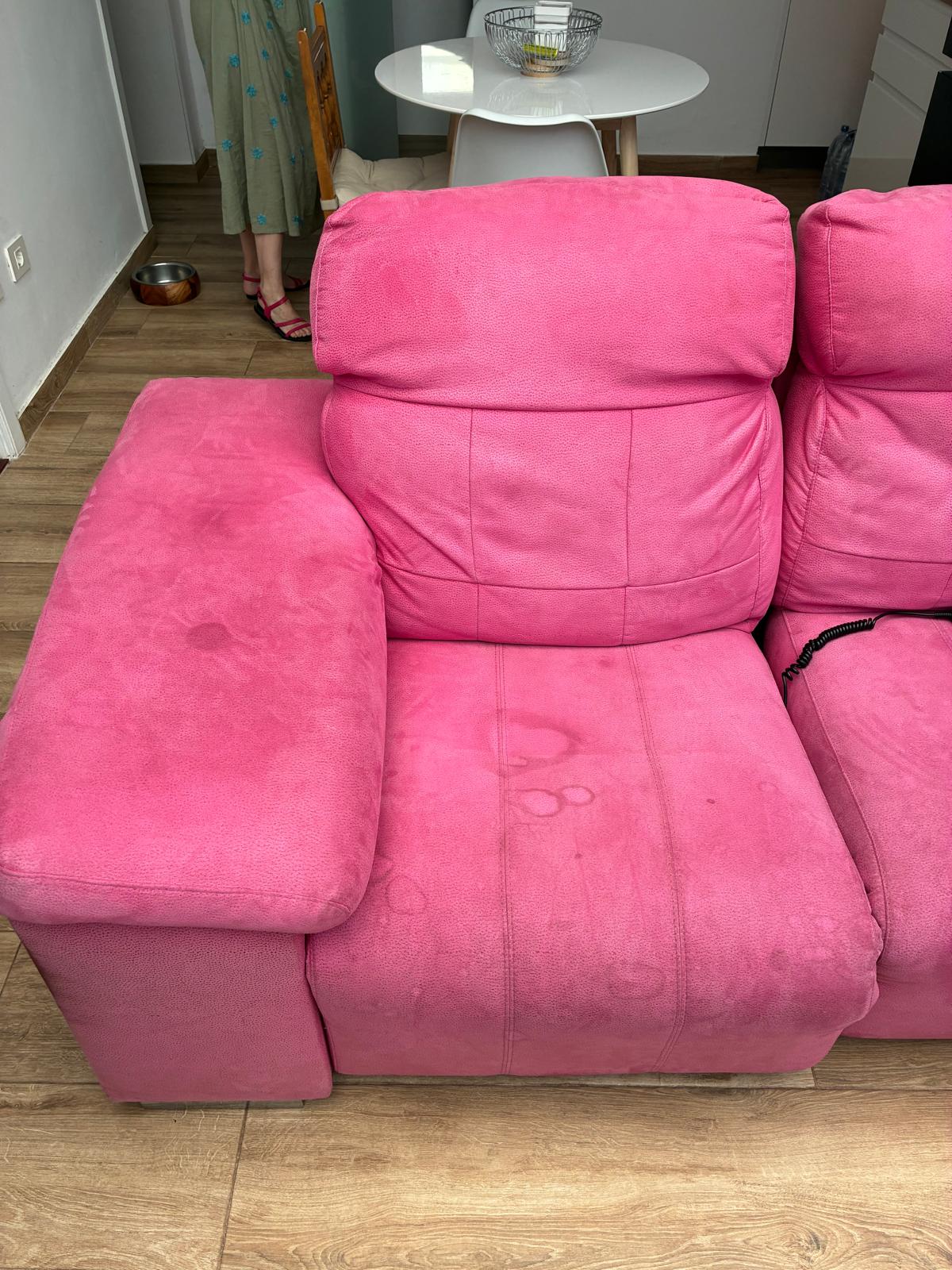 Sofá rosa antes de la limpieza profesional de tapicería con Clean Sur