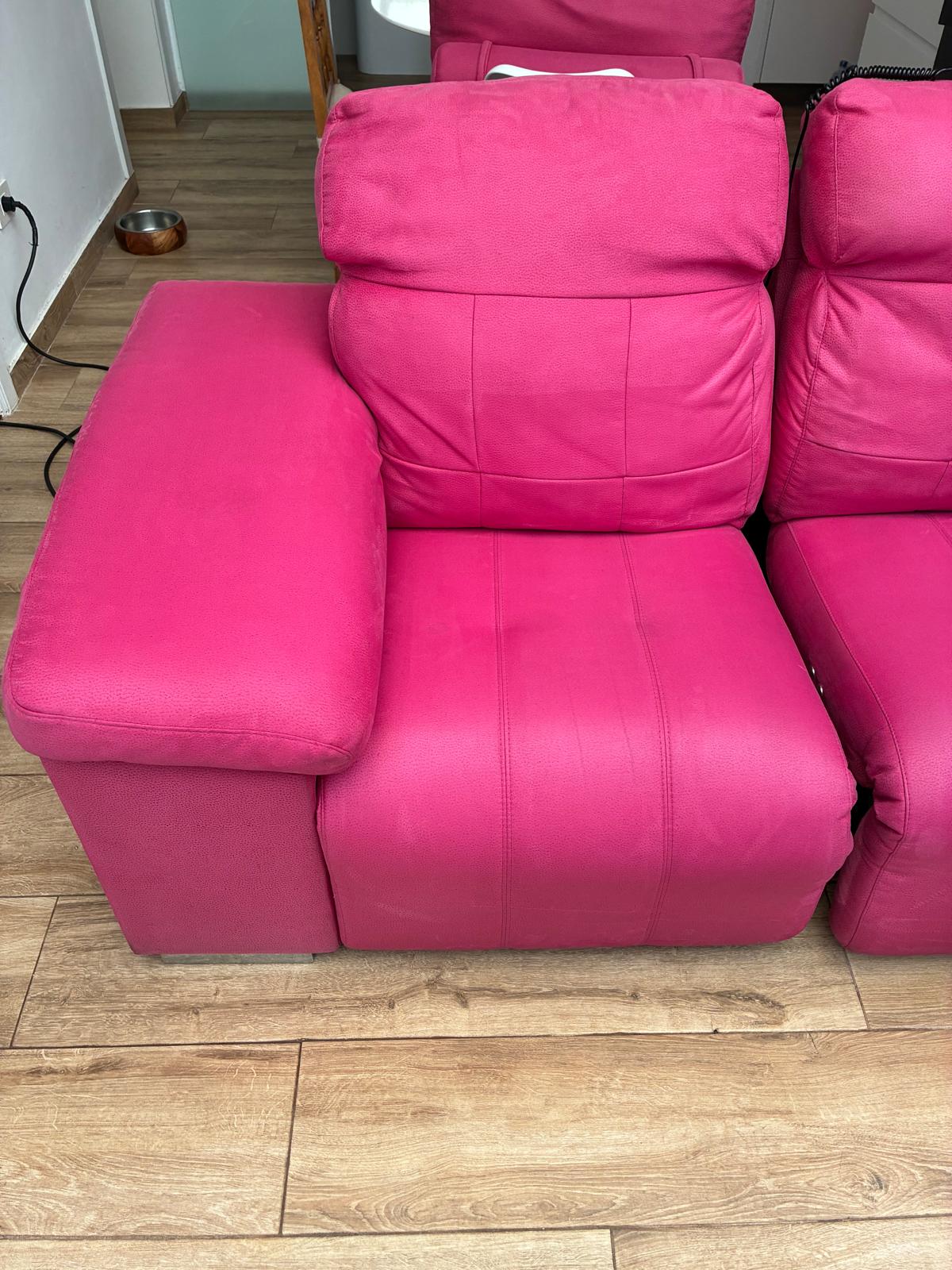 Sofá rosa después de la limpieza profesional de tapicería con Clean Sur