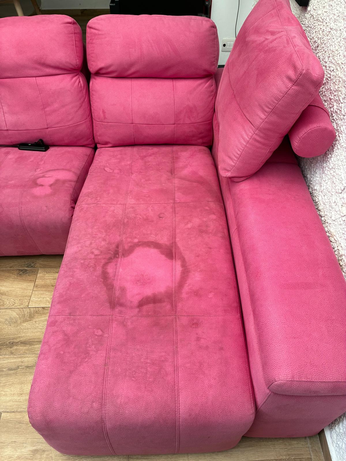 Sofá rosa lounge antes de la limpieza profesional de tapicería con Clean Sur