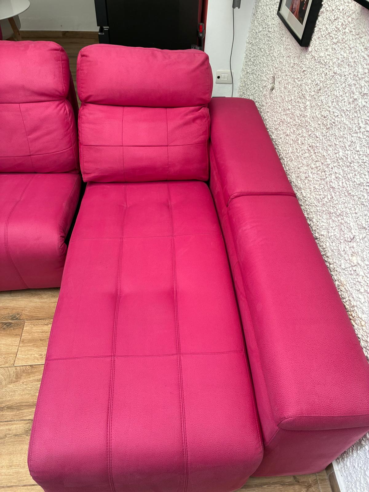 Sofá rosa lounge después de la limpieza profesional de tapicería con Clean Sur
