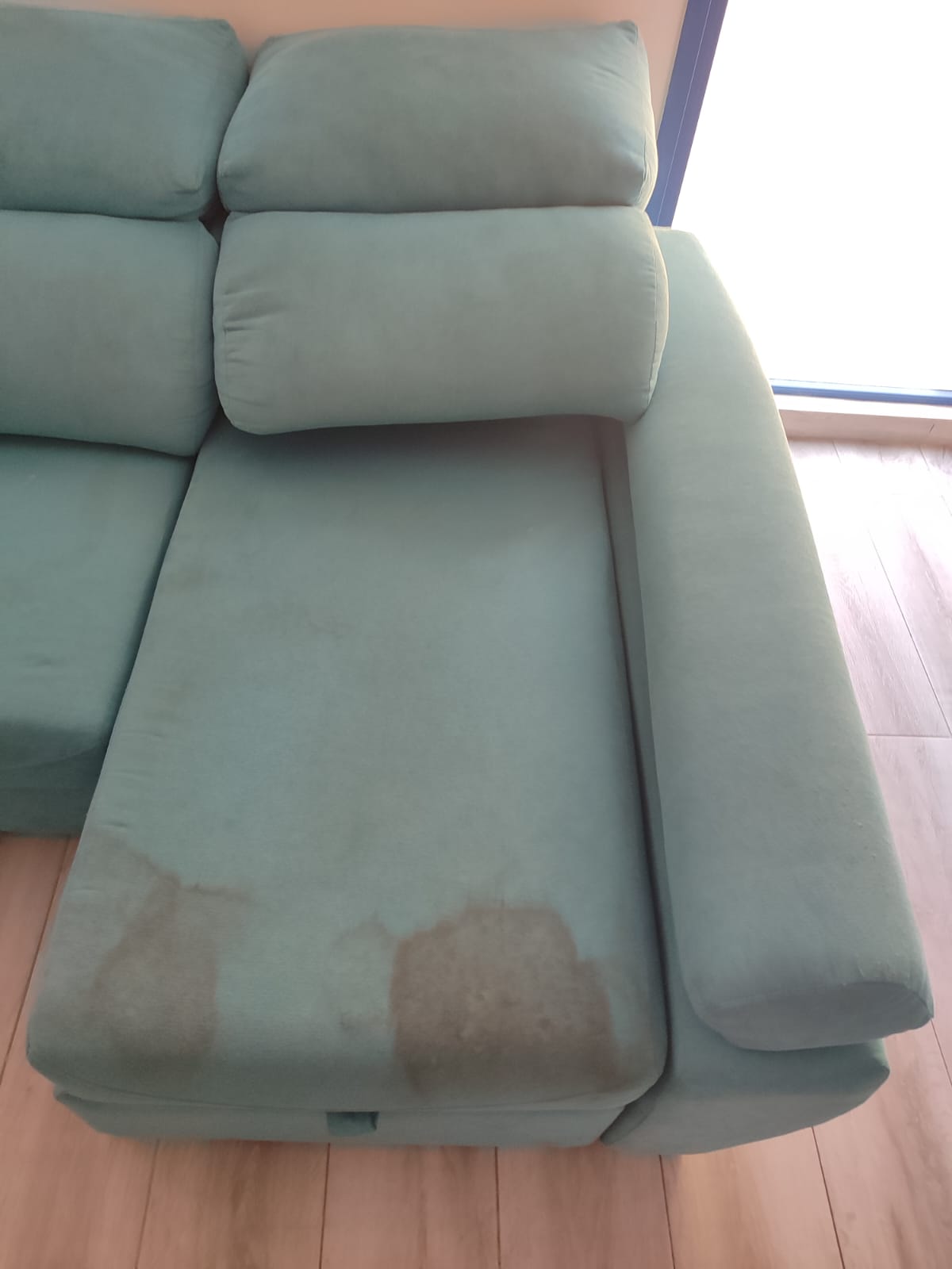 Sofá turquesa lounge antes de la limpieza profesional de tapicería con Clean Sur
