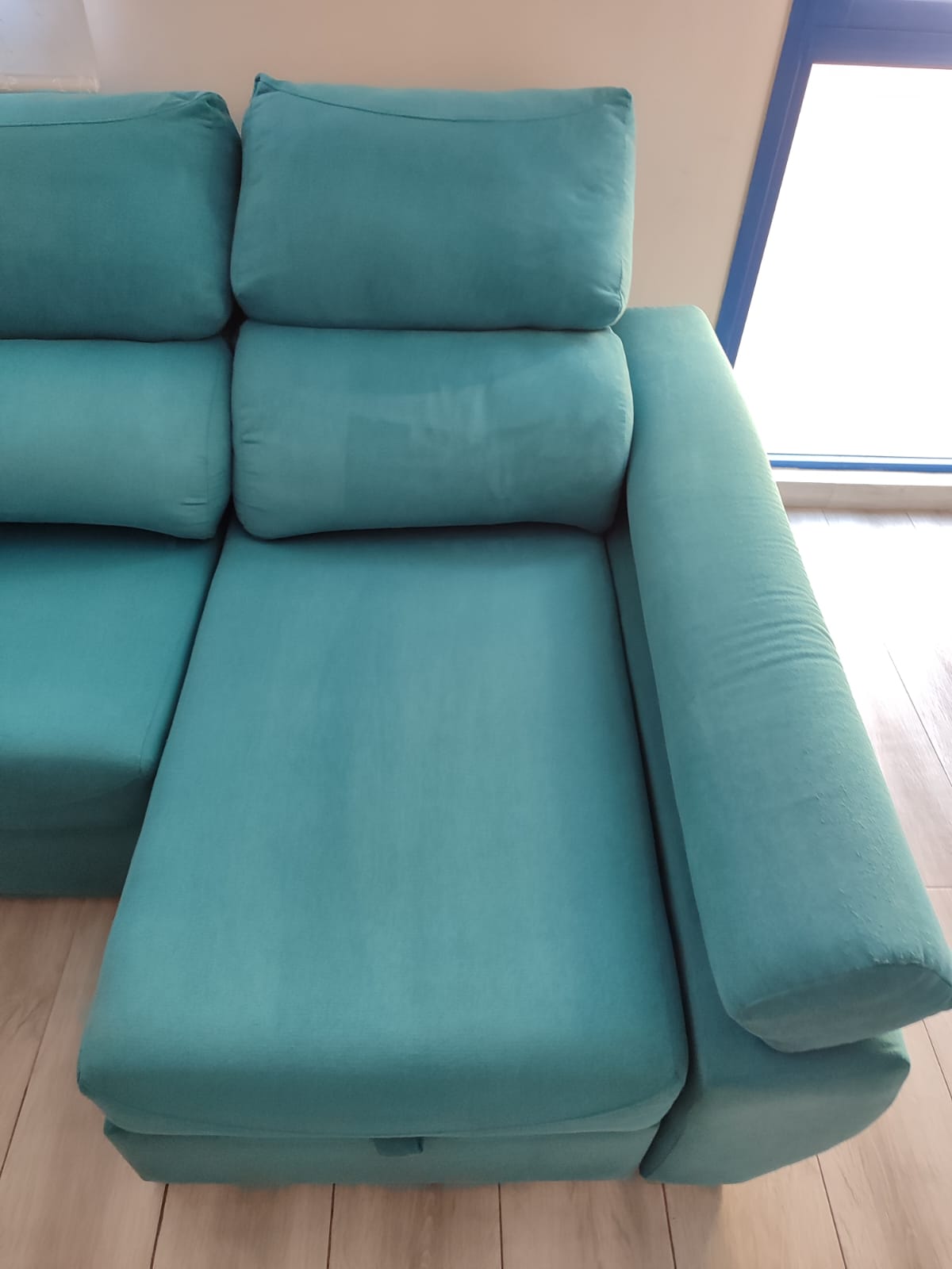 Sofá turquesa lounge después de la limpieza profesional de tapicería con Clean Sur